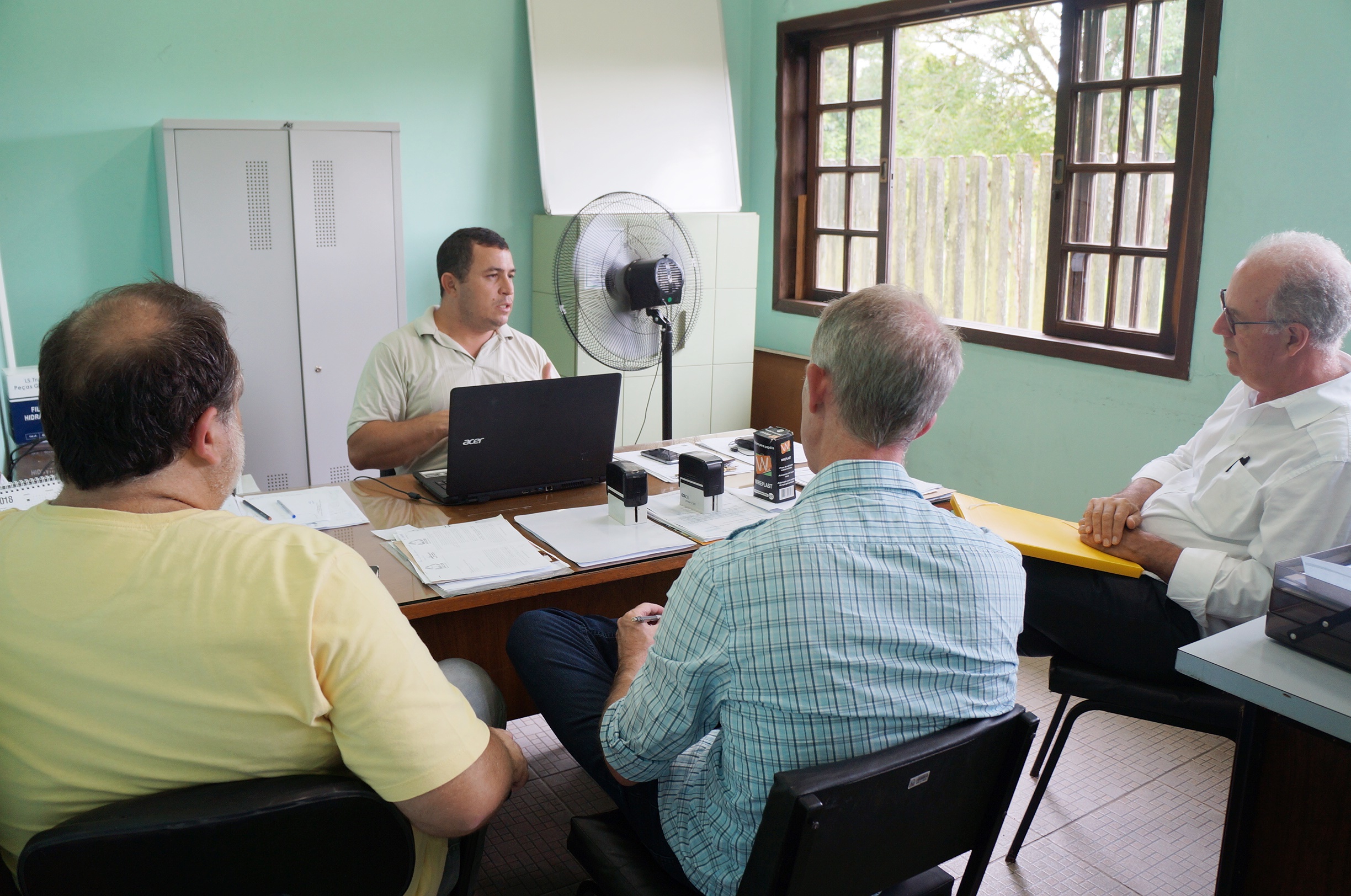 O Secretário De Agricultura E Meio Ambiente De Antonina, Fernando José Dias Carneiro, Com Taco Roorda, Mauricio Maas E Pedro Strozenberg.
