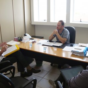 O Chefe De Gabinete Do Município, Luiz Cezar Antunes Gruber, Recepciona O Coordenador Do Projeto, Taco Roorda, E O Mediador De Conflitos, Mauricio Maas.
